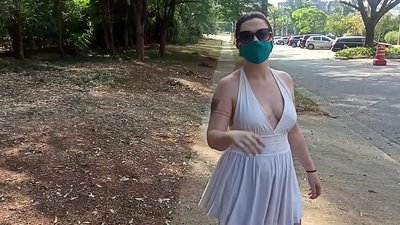 Javna golotinja: devojka iz Rusije pokušava da se skine na ulicama Rio de Žaneira. Skoro je bila uhapšena.